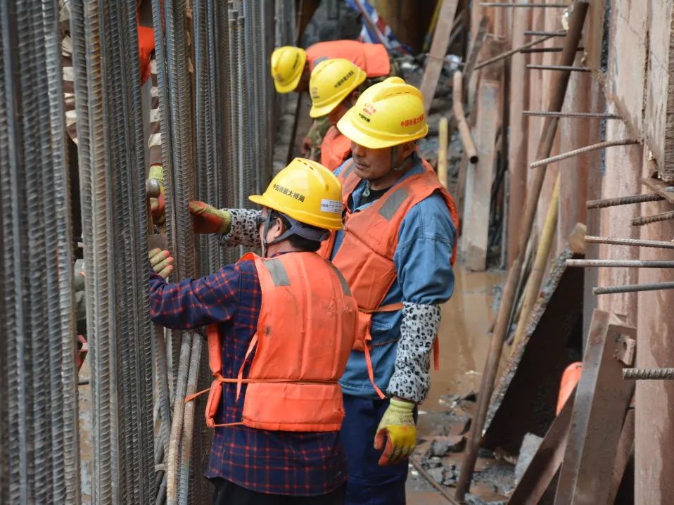 深江铁路11标项目跨磨刀门水道主桥主墩首个承台混凝土浇筑完成