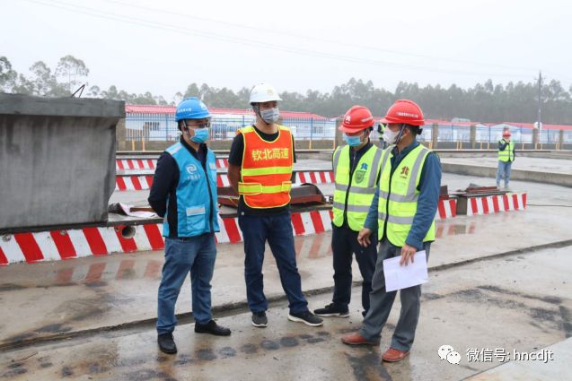 广西钦州至北海段改扩建工程1-3分部首件预制箱梁开始混凝土浇筑