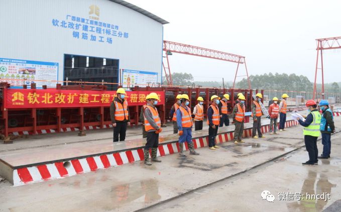 广西钦州至北海段改扩建工程1-3分部首件预制箱梁开始混凝土浇筑