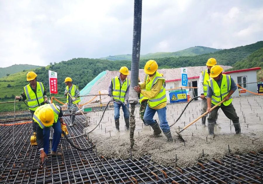 三一重工泵车浇筑现场 - 延崇高速河北段ZT11合同砖楼4号大桥桥面板首件开始混凝土浇筑