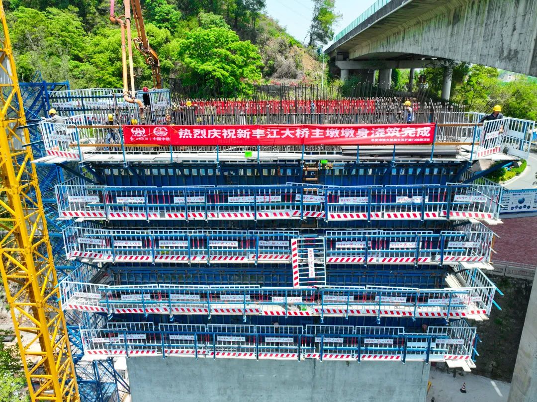 混凝土输送泵车浇筑现场 - 长春至广州高速改扩建项目T2标段新丰江大桥1号主墩墩身砼浇筑完成