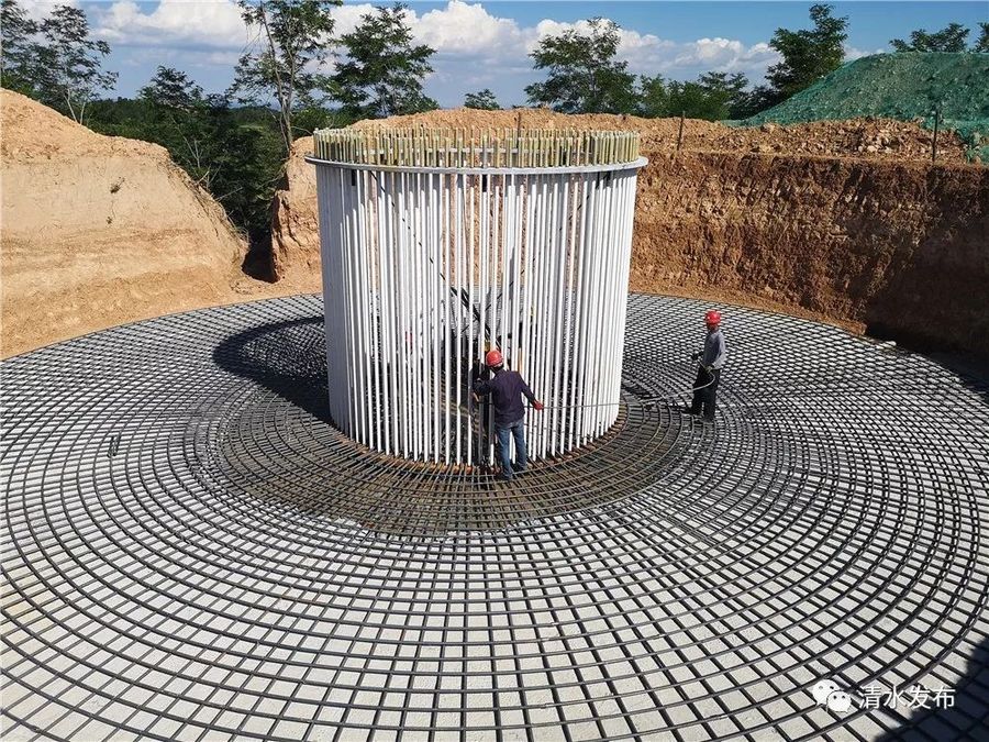 西北分公司清水白驼风电场项目首台风机基础混凝土浇筑完成