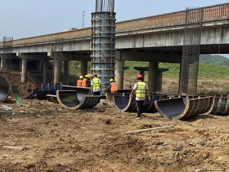 混凝土搅拌运输车浇筑现场 - 武汉路桥阳新G106项目河赛大桥左幅墩柱全部混凝土浇筑完成