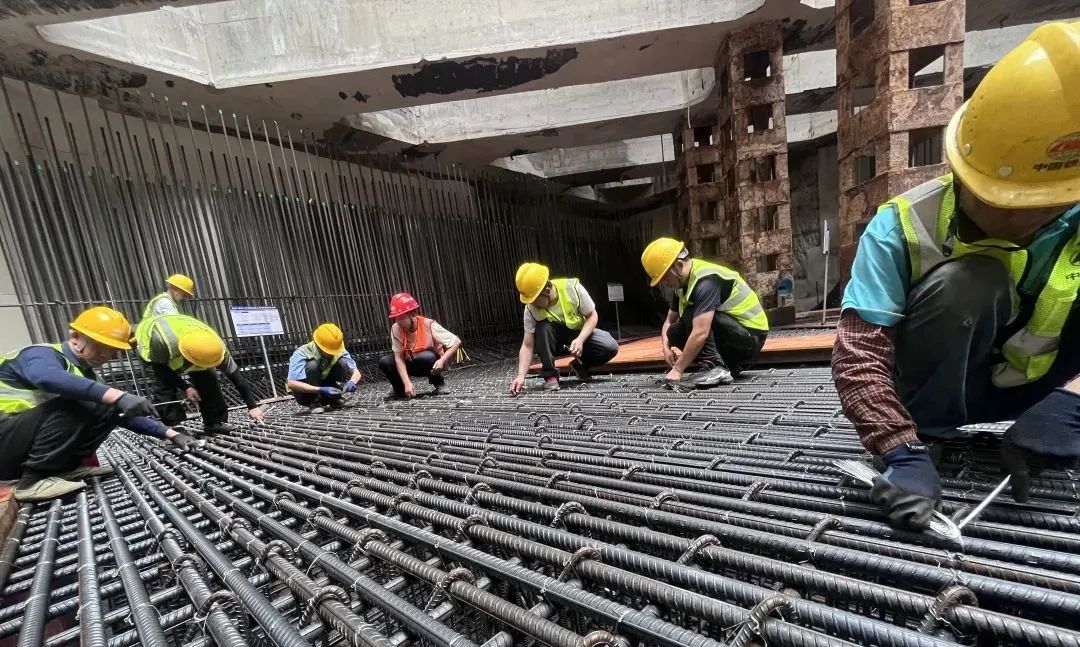 中铁十九局穗莞深城际前皇段皇岗口岸站首块底板混凝土浇筑完成