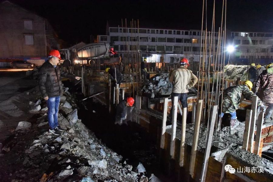 混凝土搅拌车浇筑砼现场 - 苍南赤溪镇小学校长许亦松夜督小学迁建工程 赶时追速 连夜浇筑地基