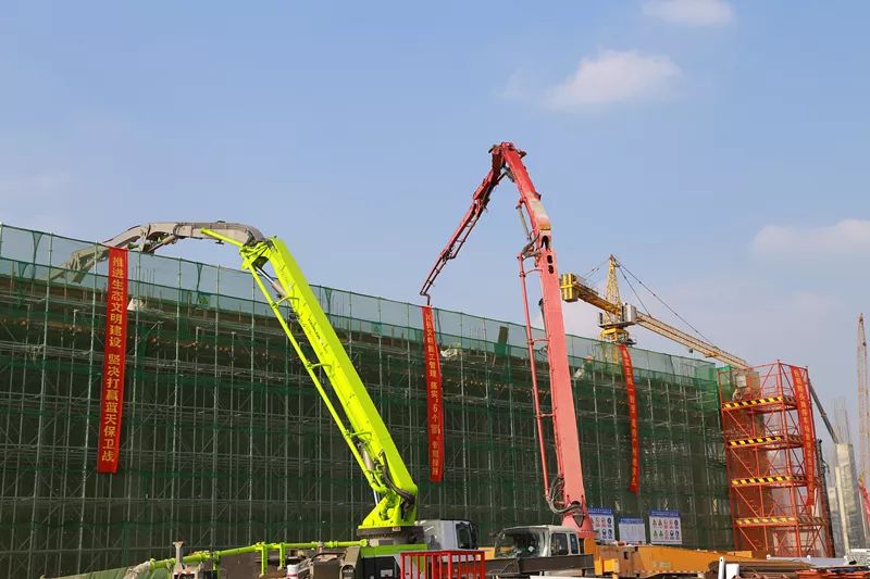 三一重工泵车、中联重科泵车浇筑砼现场 - 广州地铁项目部新一轮建设第一块车辆段盖板混凝土浇筑顺利完成