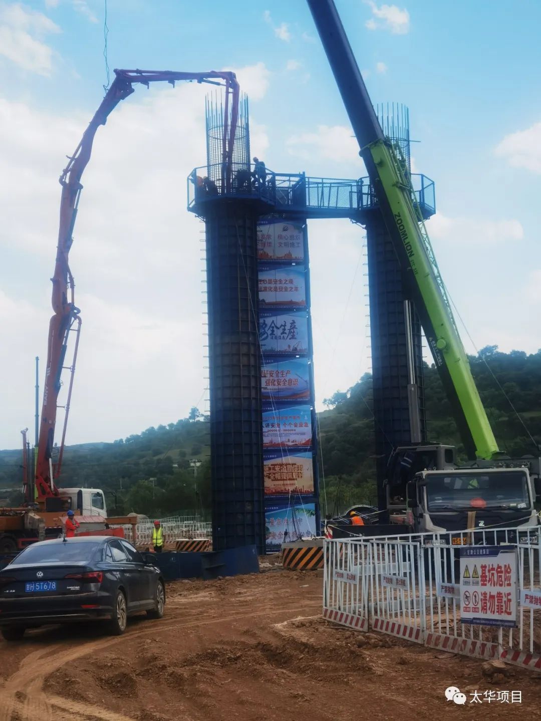 三一重工混凝土输送泵车浇筑现场 - G671线合水（太白）至华池公路项目大顺城特大桥首根墩柱砼浇筑完成