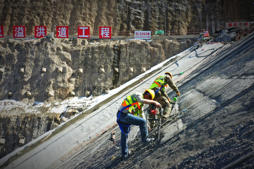 青海省玛沁县玛尔挡水电站大坝三期面板混凝土正式开仓浇筑