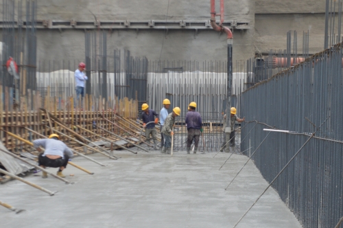 北京轨道交通新机场线草桥站主体结构首段底板混凝土开始浇筑