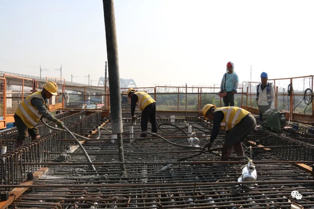 中铁四局广佛西环项目白沙桥特大桥首个连续梁0号块混凝土浇筑完成