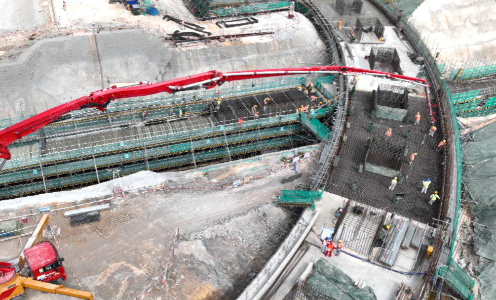 三一重工泵车浇筑现场 - 广东廉江核电项目1号冷却塔环基最后一仓混凝土浇筑完成