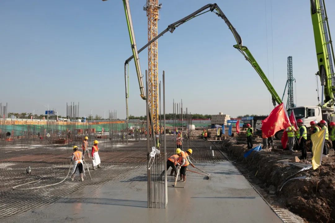 中联重科泵车浇筑现场 - 中铁五局广州南沙2022NJY-8地块项目首块底板顺利浇筑混凝土