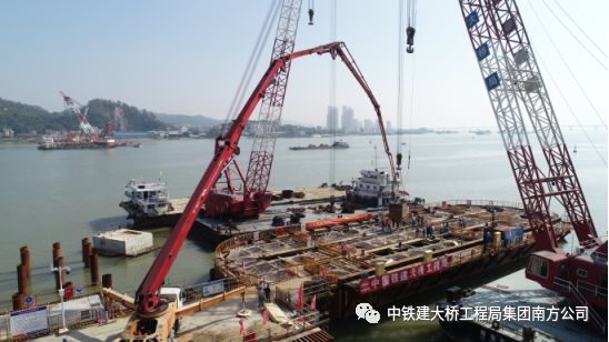 混凝土泵车浇筑现场 - 明珠湾大桥27#主墩钢围堰封底混凝土浇筑完成