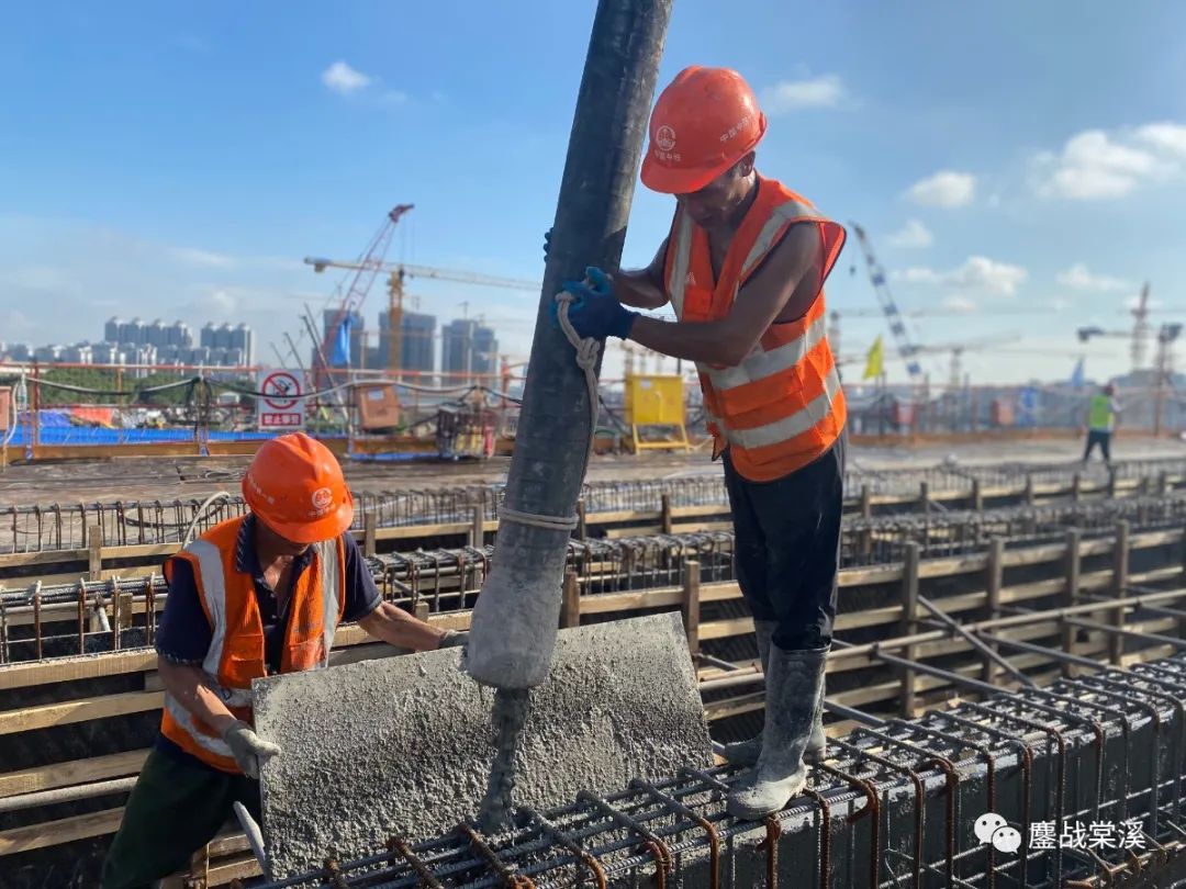 浇筑混凝土 - 中铁一局五公司广州白云棠溪站7标项目部首件现浇梁混凝土浇筑完成
