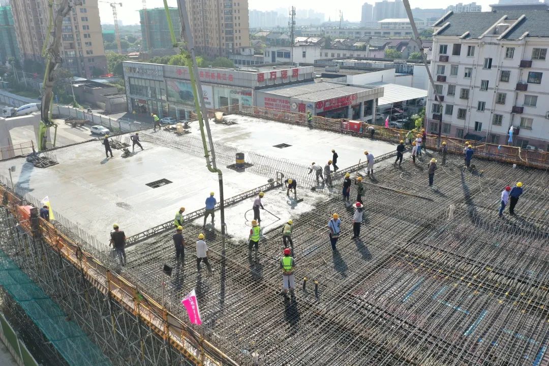 中联重科泵车浇筑现场 - 苏州市江陵路快速化改造工程施工一标：第17联箱梁顶板混凝土浇筑