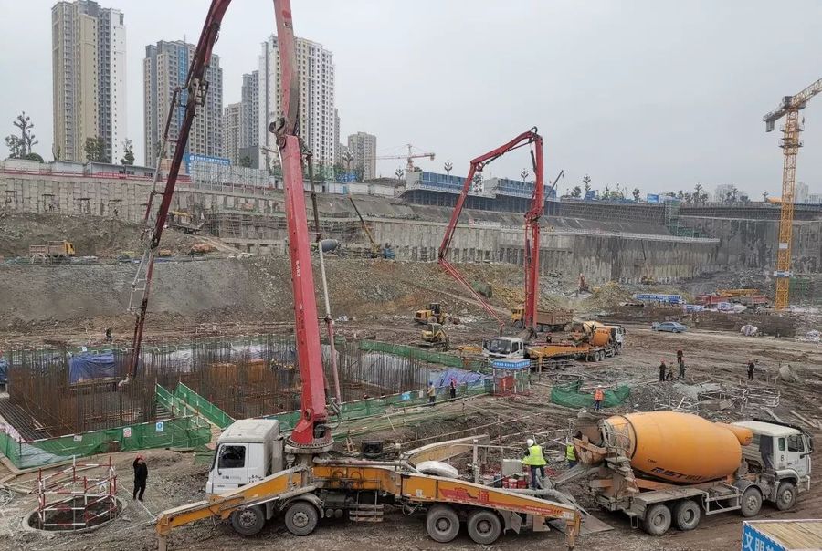 三一重工泵车、混凝土搅拌运输车浇筑现场 - 中建西部西南公司悦来厂重庆渝北区吾悦广场项目筏板混凝土浇筑完成