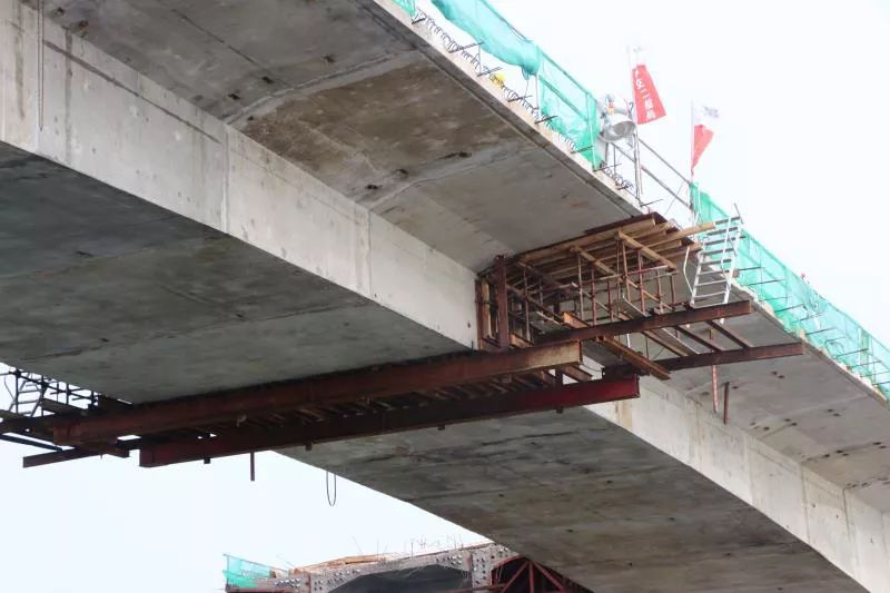 广东省怀集至阳江高速公路项目海陵岛特大桥主桥右幅成功合龙
