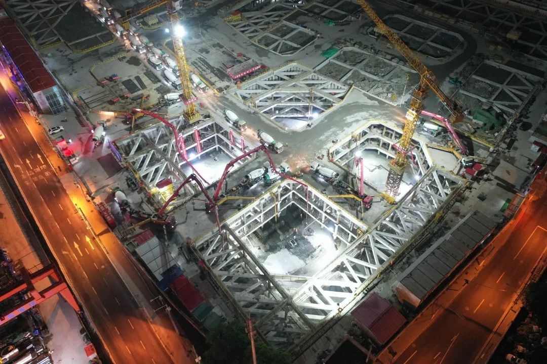 混凝土搅拌运输车、三一重工泵车浇筑现场 - 上海建工一建集团华兴新城项目T1塔楼大底板混凝土浇筑完成