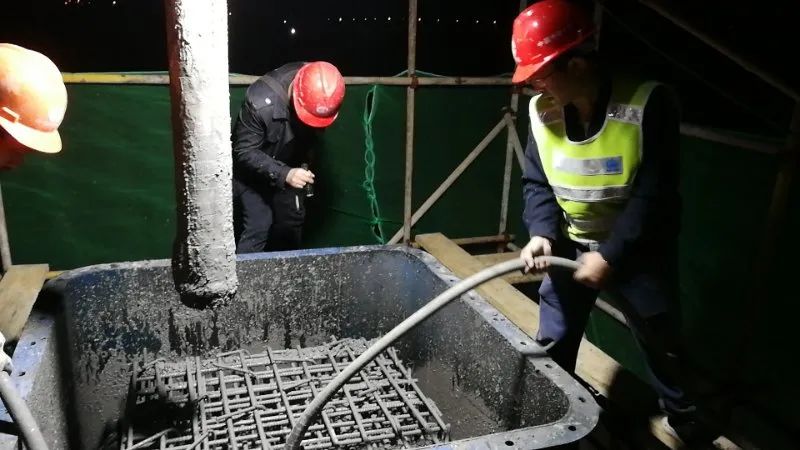混凝土泵管浇筑现场 - 中铁一局：桥梁公司紫薇北路项目部首个墩身混凝土浇筑完成