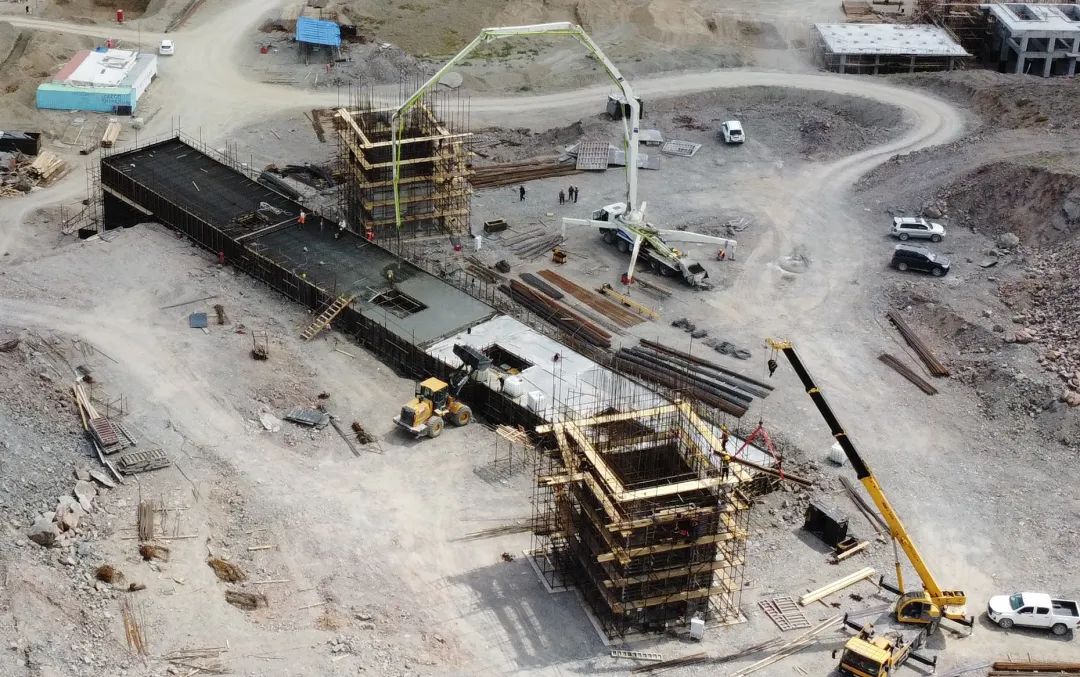 中联重科混凝土输送泵车浇筑现场 - 十五冶二公司哈萨克斯坦钨矿项目粗矿堆地下廊道施工出“零米”
