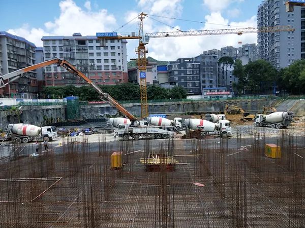 混凝土输送泵车、混凝土搅拌运输车浇筑现场 - 中铁八局吉首项目燕子岩二期安置房工程1号楼筏板基础混凝土浇筑完成