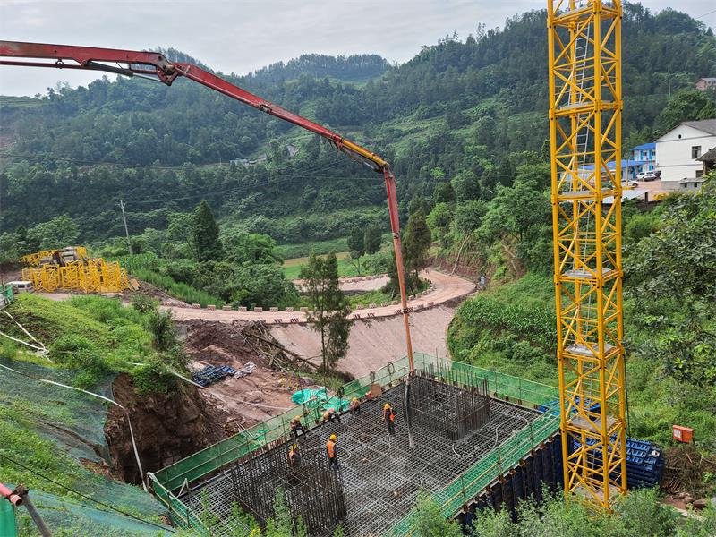 混凝土输送泵车浇筑现场 - 水电五局重庆分公司渝湘复线高速公路大溪河特大桥承台开始施工