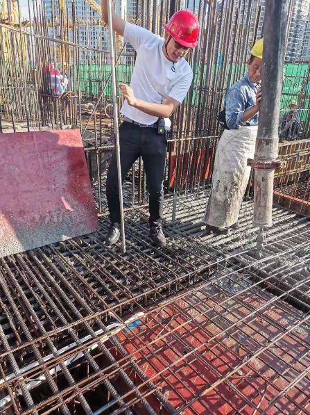 混凝土输送泵车浇筑现场 - 广州罗湖区京基水贝村城市更新项目3#地块转换层混凝土浇筑首战告捷