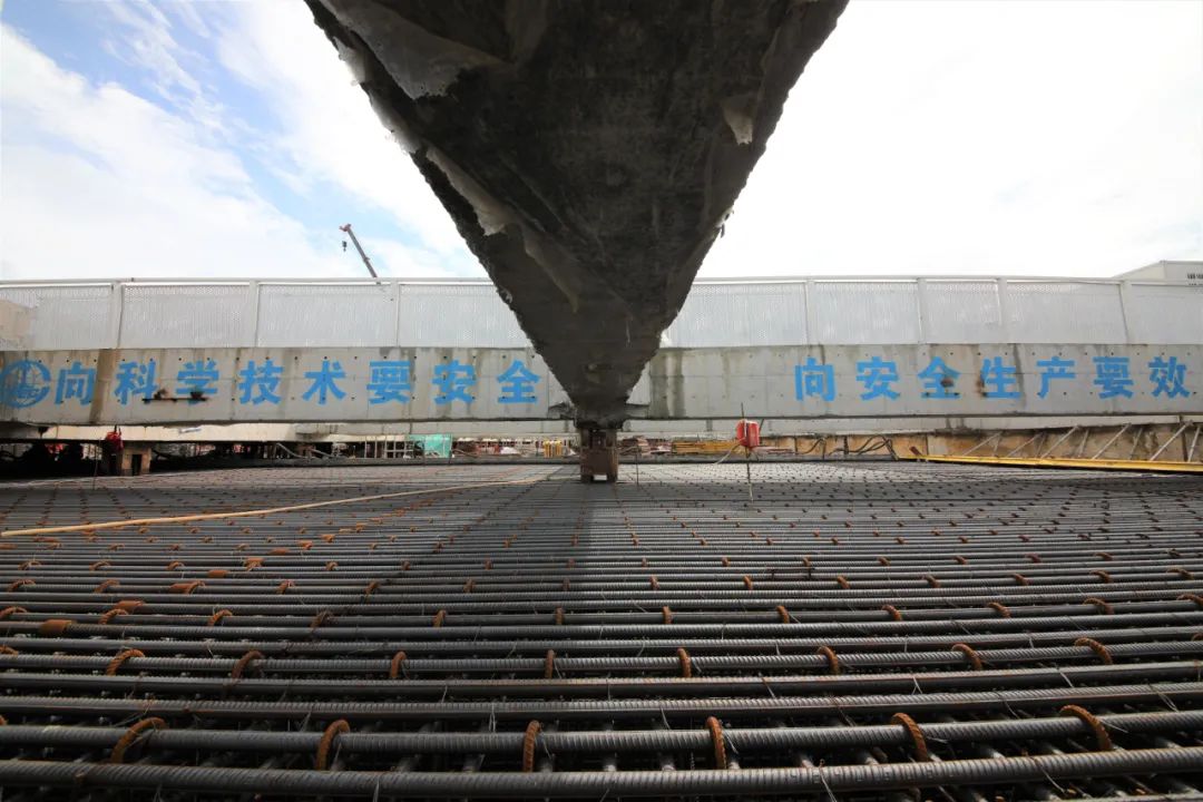 中铁隧道局深中通道东人工岛堰筑段完成超大体量单次混凝土浇筑