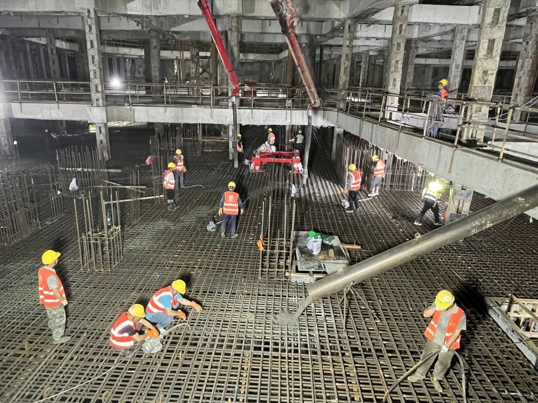 三一重工泵车浇筑现场 - 上海建工一建集团华兴新城项目T1塔楼大底板混凝土浇筑完成