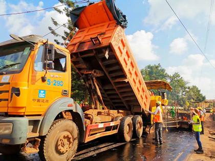 乌干达市政道路项目LOT1-1KULAMBIRO启动沥青混凝土摊铺施工