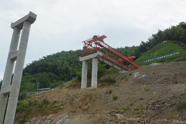 水电十二局：宁海抽水蓄能电站工程坦坑沟大桥第一榀T梁成功架设