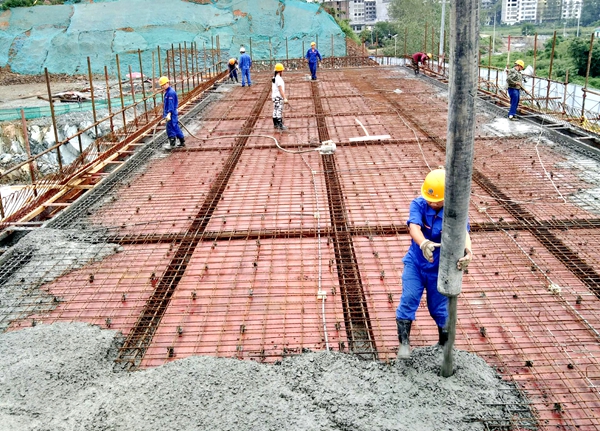 混凝土泵管浇筑现场 - 宜春水污染防治项目鼓风机房、变配电间及综合车间主体结构提前封顶