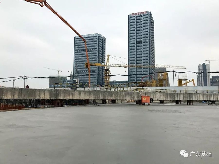 中联重科混凝土泵车浇筑现场 - 广州南站区域地下空间及市政配套设施工程项目主体结构顺利完成封顶