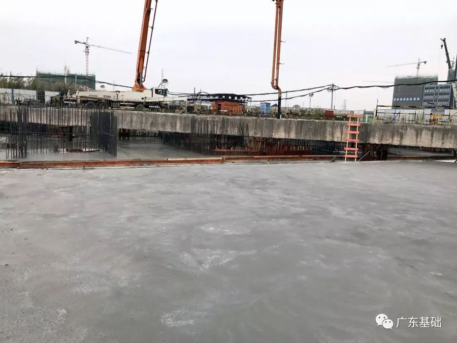 中联重科混凝土泵车浇筑现场 - 广州南站区域地下空间及市政配套设施工程项目主体结构顺利完成封顶