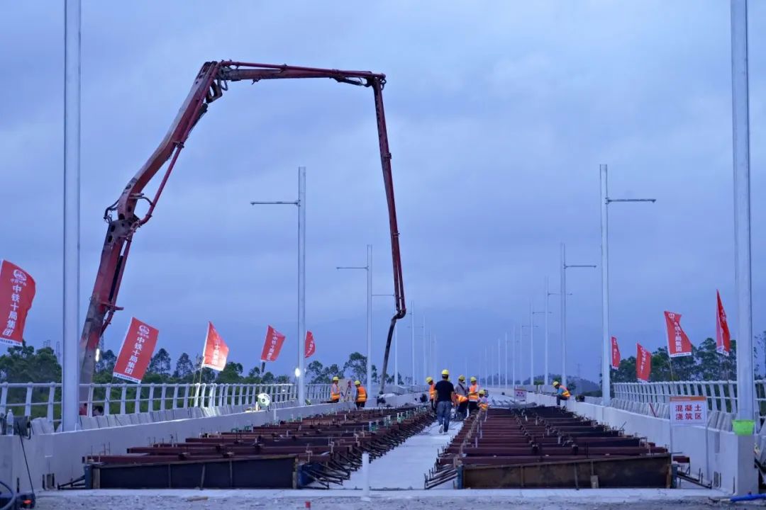 三一重工混凝土输送泵车浇筑现场 - 中铁十局广湛铁路站前七标无砟轨道首件试验段底座板开始浇筑混凝土