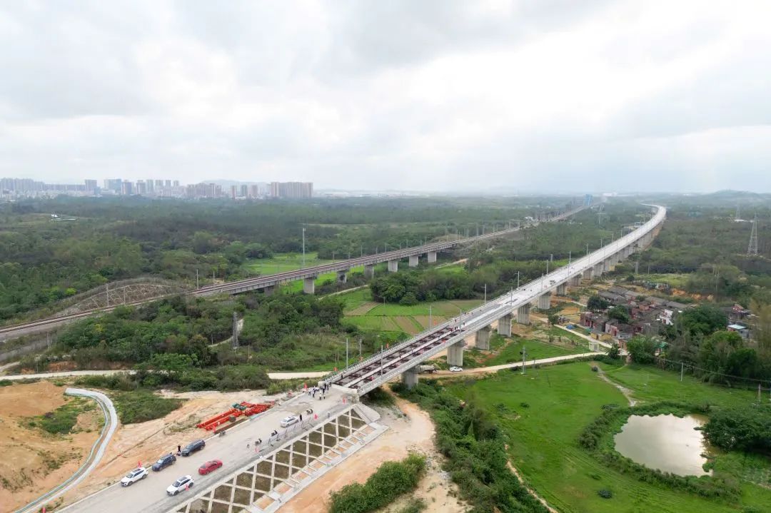 中铁十局广湛铁路站前七标无砟轨道首件试验段底座板开始浇筑混凝土