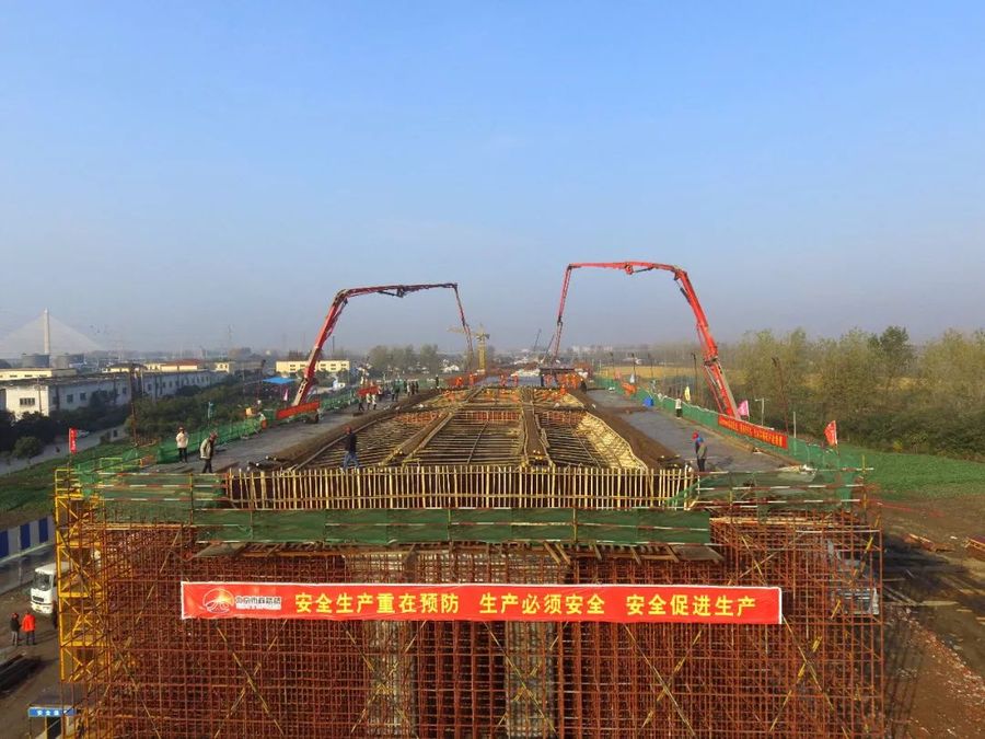 混凝土泵车浇筑现场 - 江苏省泰州市站前路快速化建设工程首件现浇箱梁混凝土顺利浇筑