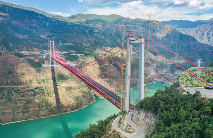云南华丽高速项目金安金沙江大桥主桥桥面沥青混凝土铺装完成