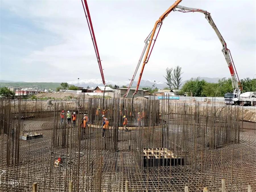 混凝土输送泵车、混凝土搅拌运输车浇筑现场 - 中建新疆建工：塔吉克斯坦独立与自由塔项目进入筏板混凝土浇筑阶段