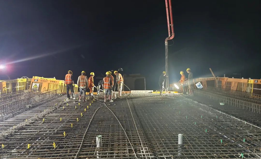 三一重工泵车浇筑现场 - 中铁一局梅龙铁路5标项目跨国道G236大桥连续梁混凝土浇筑完成