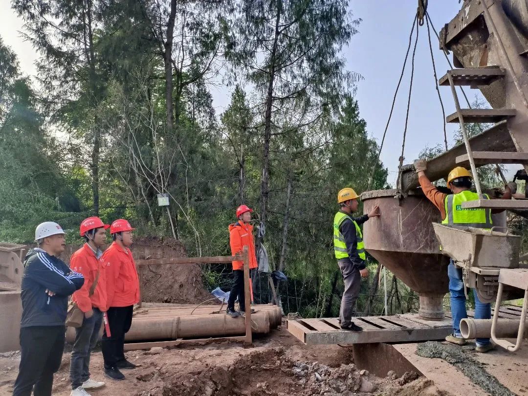 混凝土搅拌运输车浇筑现场 - 四川路桥：巴中通江县赤江大桥3号主墩桩基首件工程混凝土浇筑完成