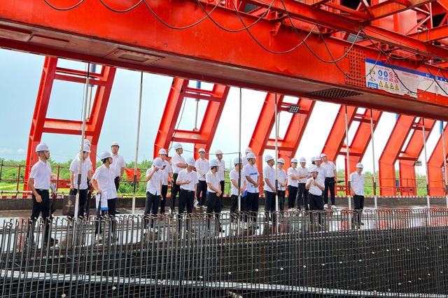 广湛铁路漠阳江特大桥48米移动模架现浇梁混凝土浇筑全部完成