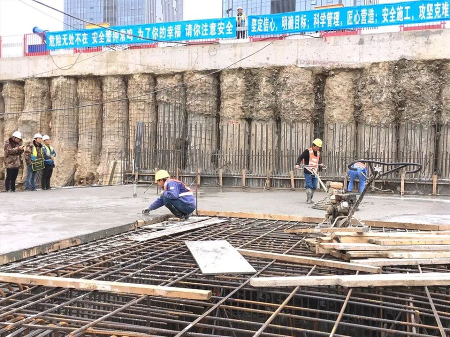 中建二局广州分公司鸿坤财智大厦项目第一块底板混凝土浇筑顺利完成