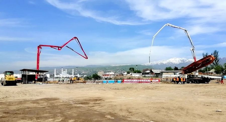 混凝土输送泵车浇筑现场 - 中建新疆建工：塔吉克斯坦独立与自由塔项目进入筏板混凝土浇筑阶段