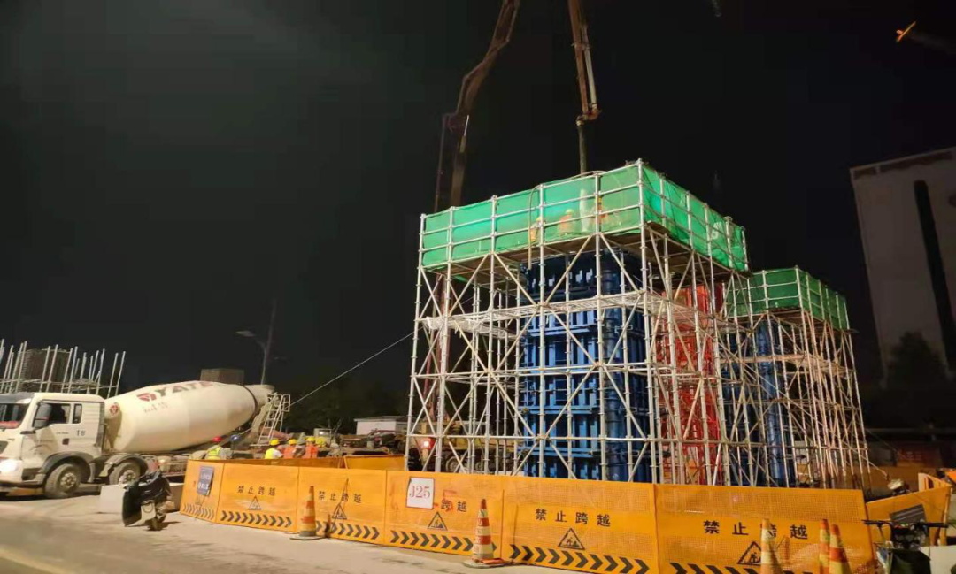 混凝土搅拌运输车、混凝土输送泵车浇筑现场 - 山东高速集团：淄博快速路项目金晶大道路段首座墩柱混凝土浇筑完成