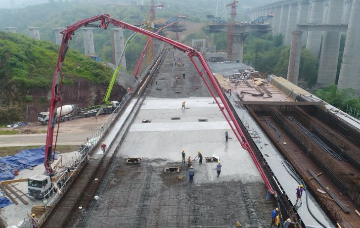 混凝土输送泵车、混凝土搅拌运输车浇筑现场 - 龙兴园区市政道路与东环铁路线交叉节点工程首联连续梁混凝土浇筑完成