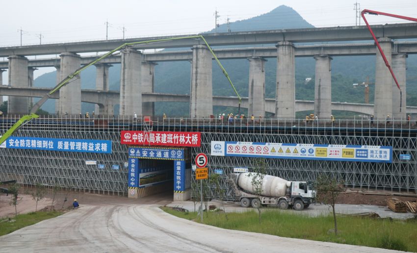 混凝土输送泵车、混凝土搅拌运输车浇筑现场 - 龙兴园区市政道路与东环铁路线交叉节点工程首联连续梁混凝土浇筑完成