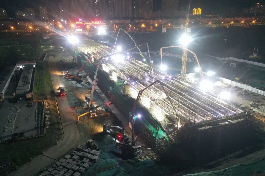 混凝土搅拌运输车、混凝土输送泵车浇筑现场 - 成都建工路桥：西北公司申宁路大桥完成上部主体结构首次砼浇筑