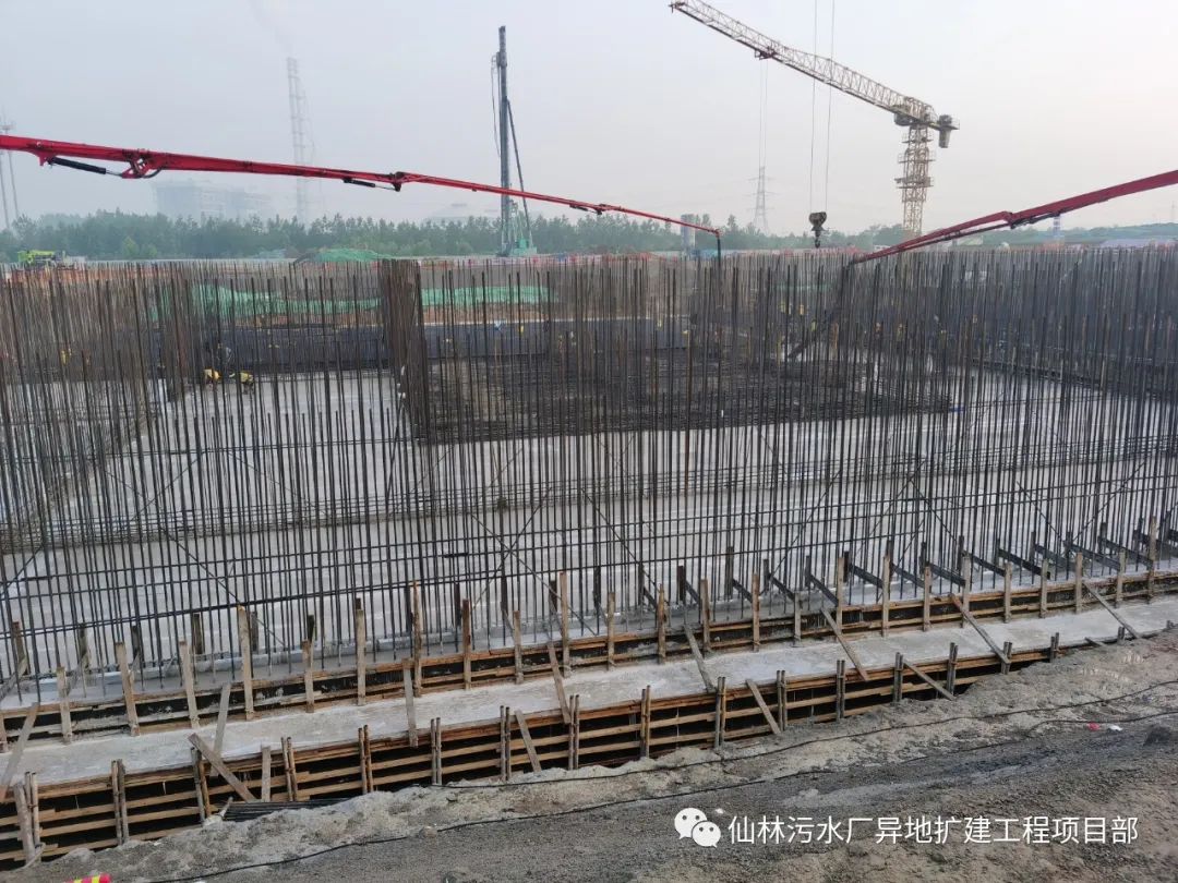 三一重工混凝土输送泵车浇筑现场 - 南京仙林污水处理厂异地扩建工程项目生物池首块底板混凝土浇筑完成