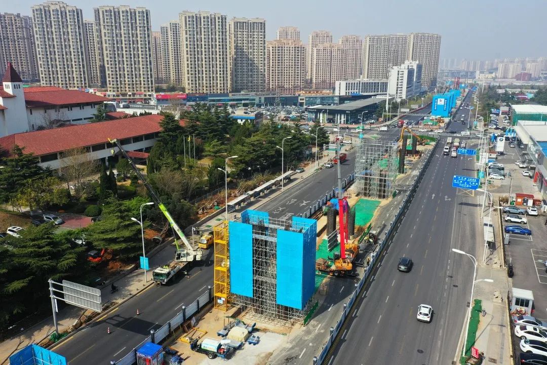 中铁十局青岛公司青岛重庆路快速路3标首个双柱墩混凝土浇筑完成